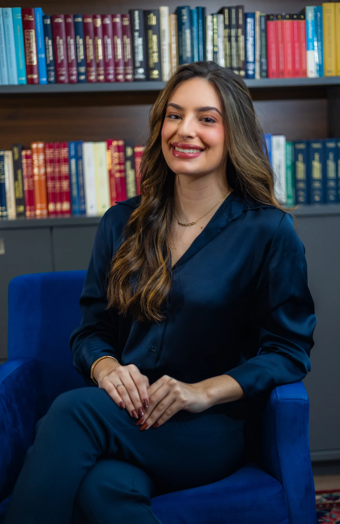 Anna Rosa de Souza diante da biblioteca