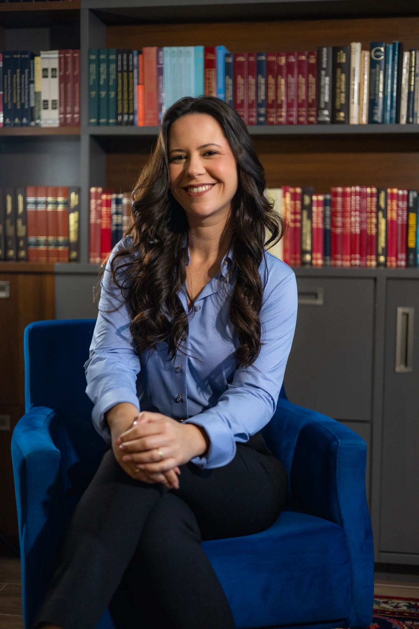 Priscila Angélica diante da biblioteca